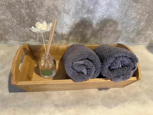 a tray with two towels and a vase with a flower at Nomads Kite House in El Cuyo