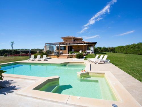 Holiday Home Can Vanrell- mit Schwimmbad- Jacuzzi und Rasenfläche- by Interhome