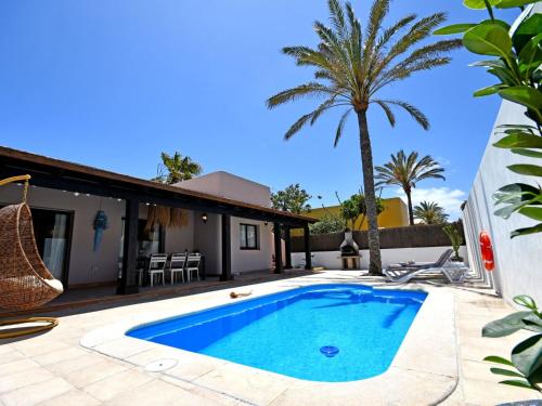 Holiday Home Komfortables Ferienhaus in Corralejo mit privatem Garten und beheiztem Pool by Interhome