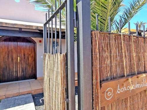 Holiday Home Komfortables Ferienhaus in Corralejo mit privatem Garten und beheiztem Pool by Interhome
