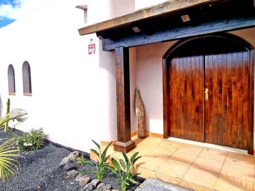 Holiday Home Komfortables Ferienhaus in Corralejo mit privatem Garten und beheiztem Pool by Interhome