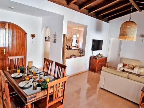 Holiday Home Komfortables Ferienhaus in Corralejo mit privatem Garten und beheiztem Pool by Interhome