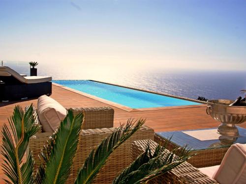 Holiday Home Moderne Architekten-Villa mit Infinity-Pool und Meerblick by Interhome