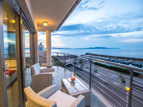 Holiday Home Freistehendes Haus direkt am Meer gelegen by Interhome