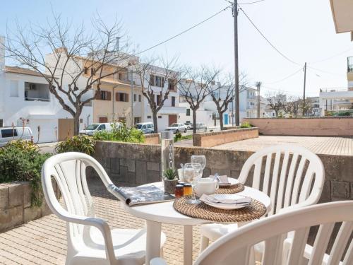 Holiday Home Gemütliches Stadthaus am Strand- 100 m vom Strand von Can Picafort entfernt by Interhome