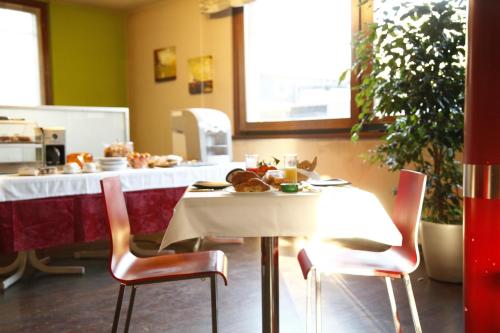 a table and chairs in a kitchen with a table and a counter at Hotel Il Borghetto in Bariano