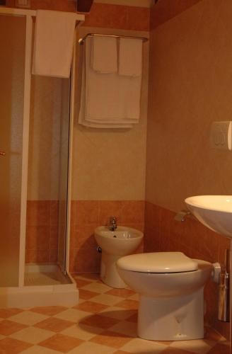 a bathroom with a toilet and a sink and a shower at Hotel Il Borghetto in Bariano