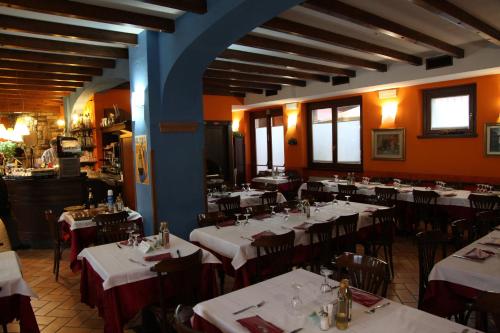 A restaurant or other place to eat at Hotel Il Borghetto
