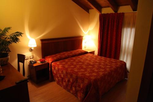 Un pat sau paturi într-o cameră la Hotel Il Borghetto