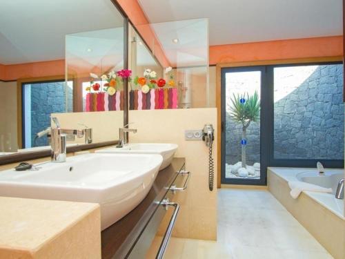 Holiday Home Mamma Mia Playa Blanca Luxus-Villen by Interhome