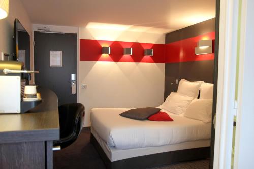 Ένα ή περισσότερα κρεβάτια σε δωμάτιο στο Best Western The Hotel Versailles
