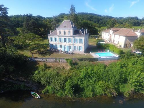 Holiday Home Schloss mit Überlaufpool an der Dordogne by Interhome