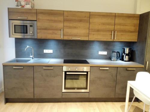 Apartment T2 Helle Stadtzentrum Voltaire Zimmer Hof by Interhome