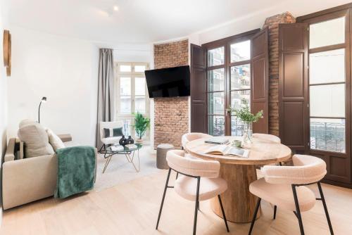 Homeclub Design and Comfort Near the City Center I