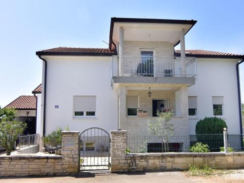 Apartment Geräumige Kellerwohnung in der Nähe von Umag by Interhome