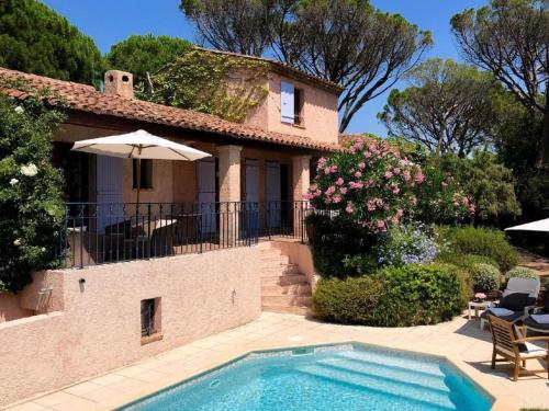 Holiday Home Charmante Villa mit Pool und Golfplatz by Interhome
