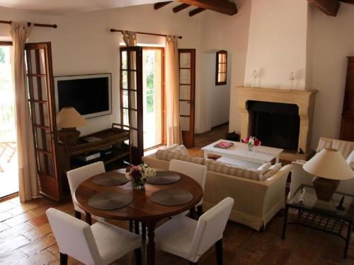 Holiday Home Charmante Villa mit Pool und Golfplatz by Interhome
