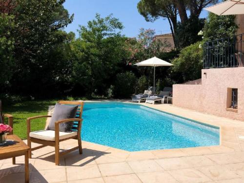 Holiday Home Charmante Villa mit Pool und Golfplatz by Interhome