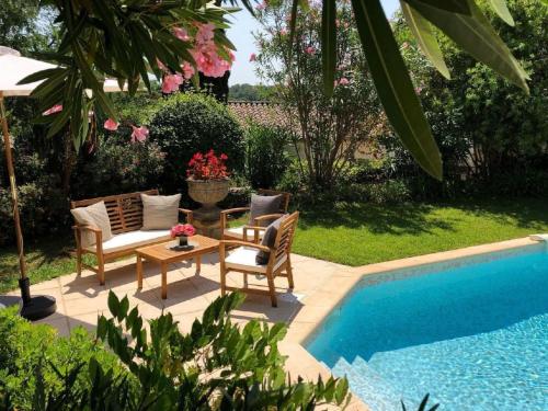 Holiday Home Charmante Villa mit Pool und Golfplatz by Interhome