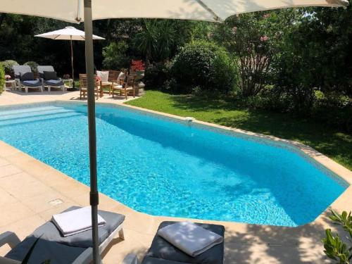 Holiday Home Charmante Villa mit Pool und Golfplatz by Interhome
