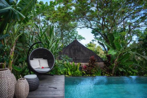 ein Resort mit einem Stuhl neben einem Swimmingpool in der Unterkunft palay in Cabulihan