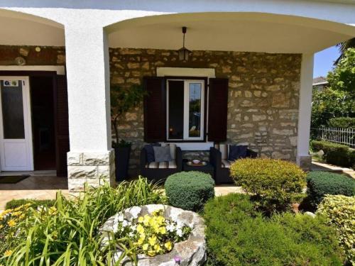 Apartment Große Wohnung in Umag mit Großem Garten und Meerblick by Interhome