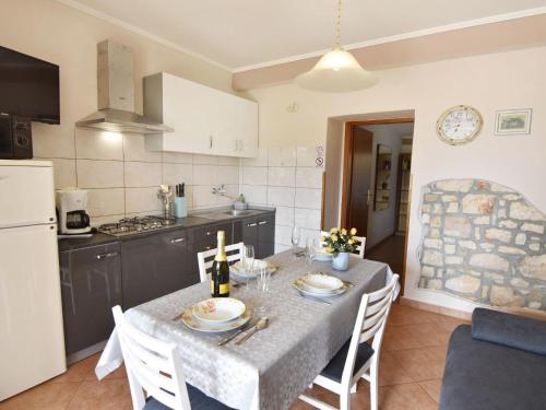 Apartment Große Wohnung in Umag mit Großem Garten und Meerblick by Interhome