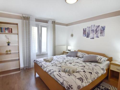 Apartment Große Wohnung in Umag mit Großem Garten und Meerblick by Interhome