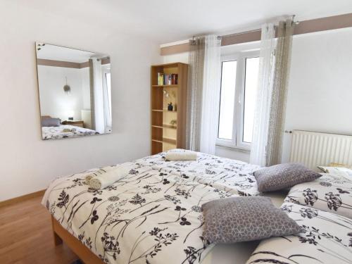 Apartment Große Wohnung in Umag mit Großem Garten und Meerblick by Interhome