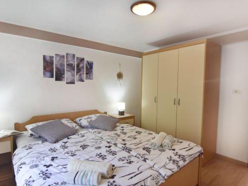Apartment Große Wohnung in Umag mit Großem Garten und Meerblick by Interhome