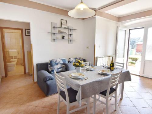 Apartment Große Wohnung in Umag mit Großem Garten und Meerblick by Interhome