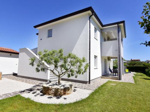 Apartment Apartment 2 in einer neuen Villa mit Pool in ruhiger Lage by Interhome