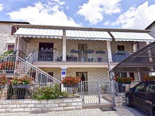 Apartment in Murine mit Großer Terrasse by Interhome