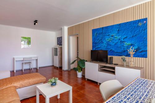 Priolo’s Nest - Sunlit Retreat with Free Parking