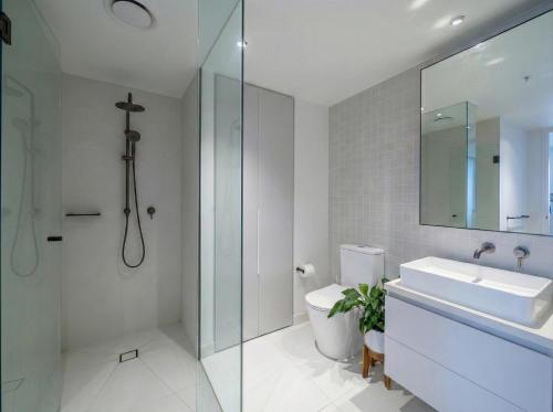 a bathroom with a toilet and a sink and a shower at Domain House Executive in Melbourne