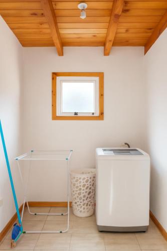 a room with a cooler and a window at An Dina House in Dina Huapi