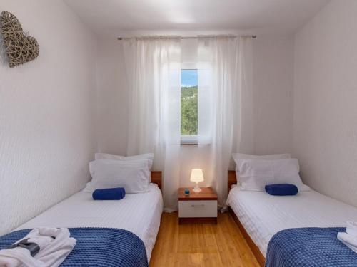 Apartment Wohnung mit Terrasse und Meerblick by Interhome