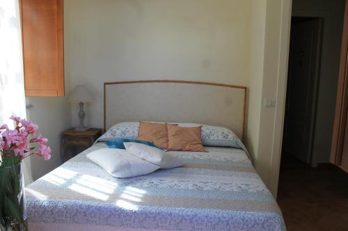a bed with two pillows on it in a bedroom at Donna Etrusca in Sutri