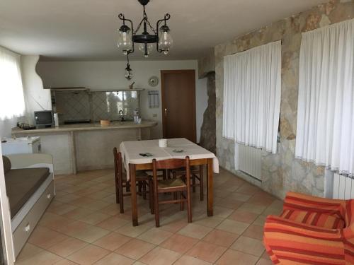 a kitchen and dining room with a table and chairs at B&B La Vecchia Scuola in Sonnino