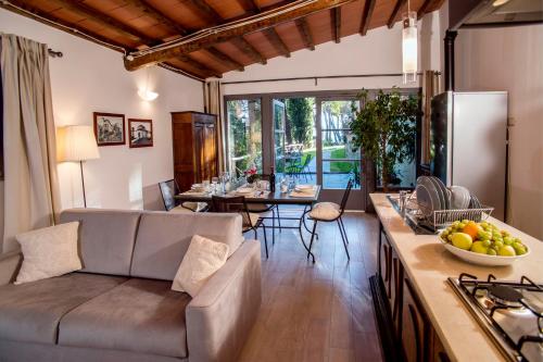 - un salon avec un canapé et une table dans l'établissement Appartamenti Byzantine Feel, à Piccione