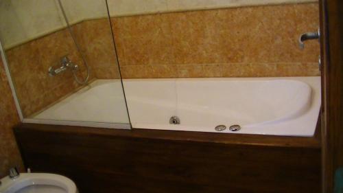 y baño con bañera y aseo. en Cerro Encanto en Potrero de los Funes