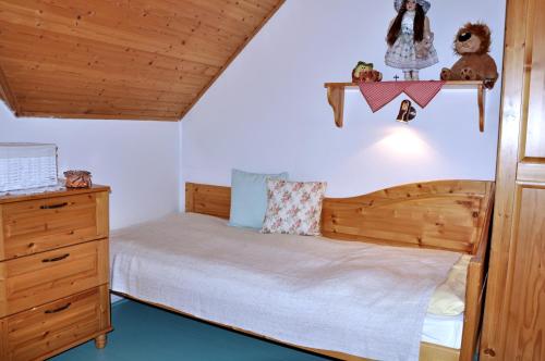 利普托斯基米庫拉斯的住宿－Tatralandia Holiday Home 347，一间卧室设有一张床和木制天花板