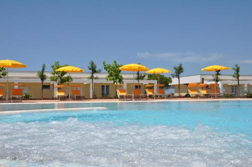 בריכת השחייה שנמצאת ב-Ancora Resort או באזור