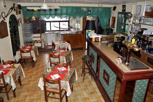 un restaurante con mesas y sillas en una habitación en Hotel du Commerce et de Navarre, en Lourdes