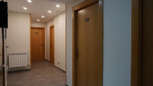 an empty hallway with two doors and a hallway at Pensión Calfred II in Logroño