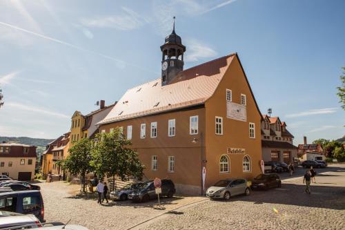 イェーナにあるArtem Orbisの頂上に時計塔がある大きな建物