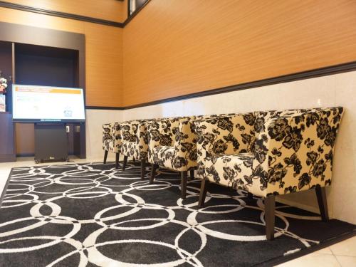 a row of chairs in a room with a screen at APA Hotel Hachinohe Chuo in Hachinohe