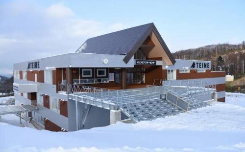 Guest House TEINE Nisimiyanosawa 41 一棟貸切 手稲スキー場へ好アクセス 全室床暖房 最大11名滞在 120型ホームシアター 無料駐車場2台完備 小樽まで車で25分 白い恋人パーク5分 天然温泉車で4分