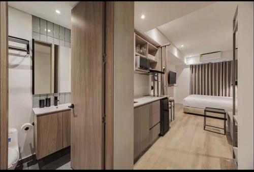 a small bathroom with a bed in a room at Laureles Studios - Tomas in Medellín