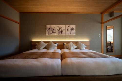 two beds in a room with two beds sidx sidx sidx at Towadakohan Sakura in Towada